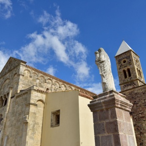 Basilica romanica di Santa Giusta. Veduta laterale