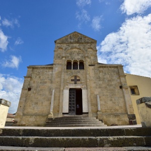 Basilica romanica di Santa Giusta. Facciata