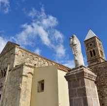 Basilica romanica di Santa Giusta. Veduta laterale