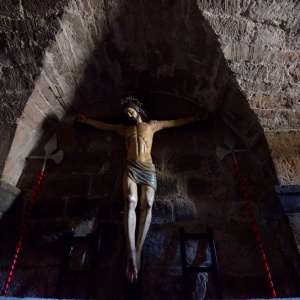 Basilica romanica di Santa Giusta. Crocifisso nella cripta