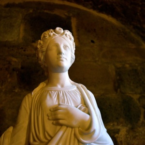 Basilica romanica di Santa Giusta. Statua di Santa Giusta nella cripta