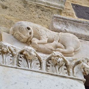 Basilica romanica di Santa Giusta. Particolare di un leone nel portale