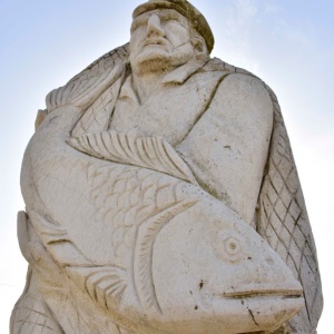 Santa Giusta, statua dedicata alla pesca
