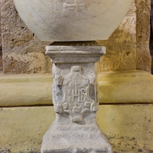 Siamaggiore. San Costantino Magno, acquasantiera in pietra decorata
