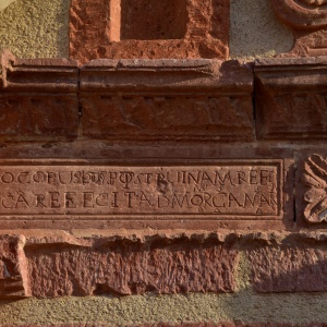 Siamaggiore. San Costantino Magno, dettaglio decorativo sopra il portale