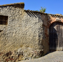 Solarussa. Tipico portone in legno di casa campidanese