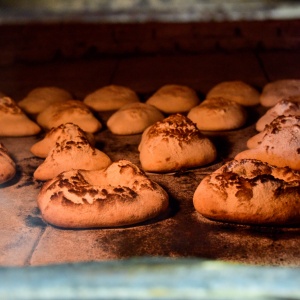 Villaurbana. Cottura del pane nel forno a legna