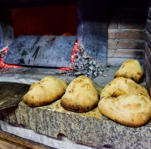 Villaurbana. Pane cotto nel forno a legna